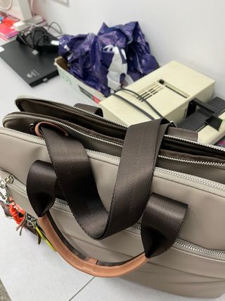 Maletín portátil y trabajo beige con llavero