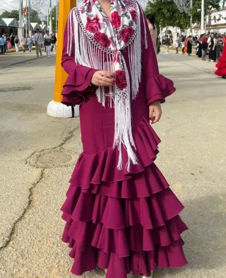 Traje de flamenca buganvilla  con mantoncillo