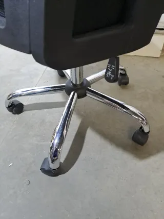 Silla de oficina ergonómica negra