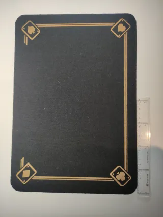 Tapete de póker negro con detalles dorados