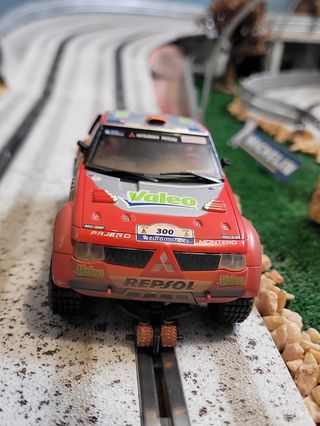 Coche de slot Scalextric Mitsubishi Montero Dakar