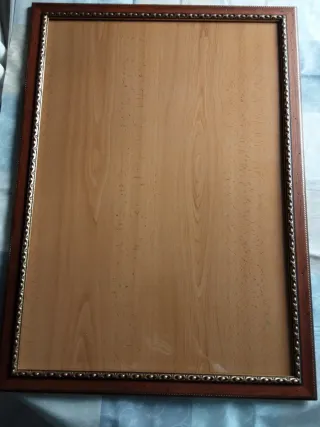 Marco de madera con detalles dorados