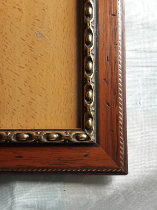 Marco de madera con detalles dorados