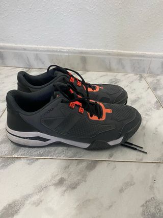 Zapatillas Kuikma Padel Negras y Naranjas