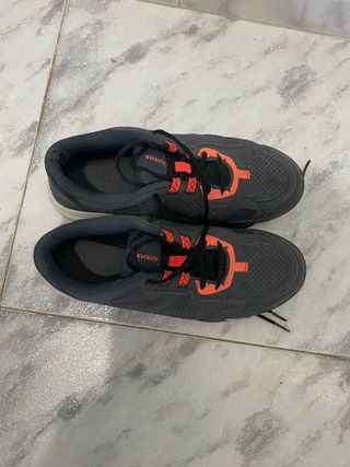 Zapatillas Kuikma Padel Negras y Naranjas