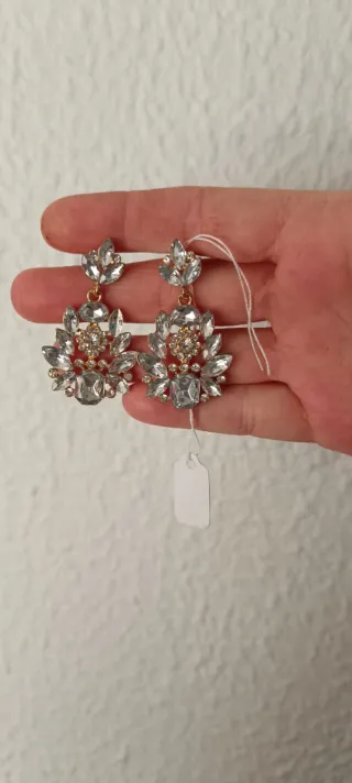 Pendientes dorados y plateados con pedrería