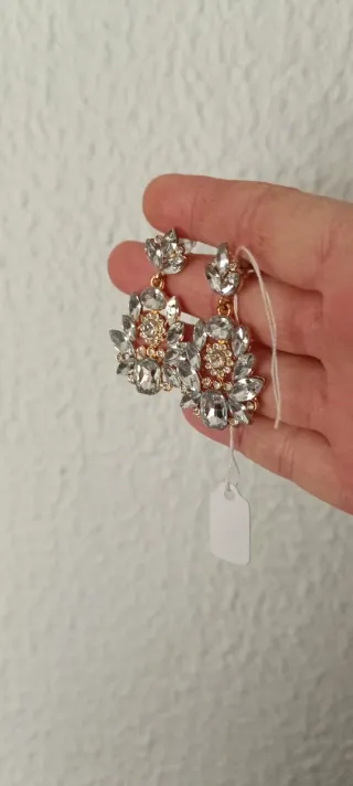 Pendientes dorados y plateados con pedrería