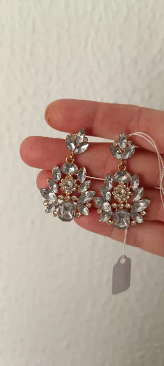 Pendientes dorados y plateados con pedrería