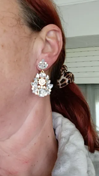 Pendientes dorados y plateados con pedrería