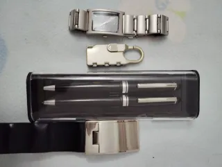 Reloj de pulsera plateado