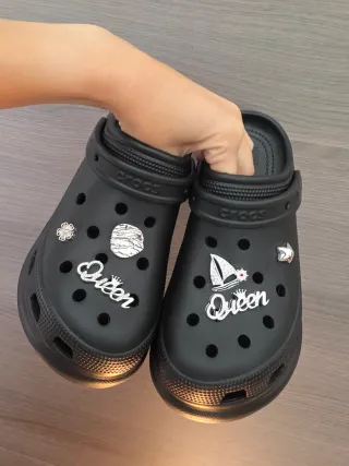 Zuecos Crocs Negros con Dijes