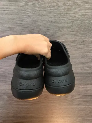 Zuecos Crocs Negros con Dijes