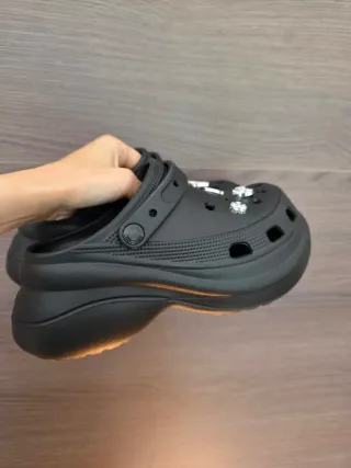 Zuecos Crocs Negros con Dijes