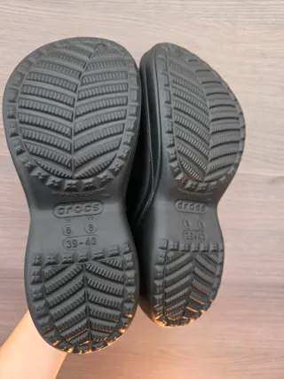 Zuecos Crocs Negros con Dijes