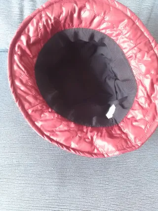Gorro de lluvia acolchado rojo