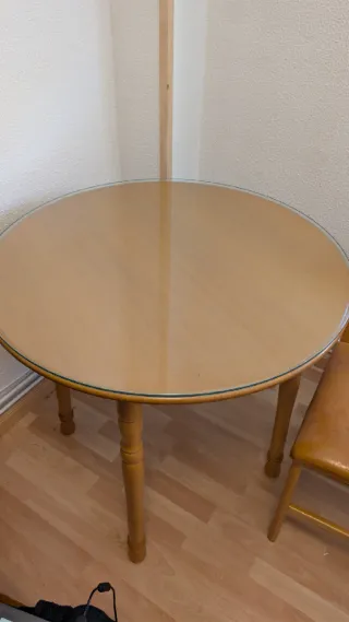 Mesa redonda de madera con cristal y dos sillas