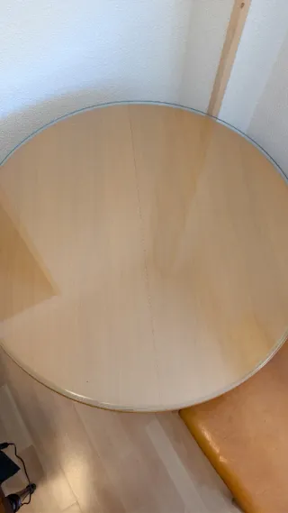 Mesa redonda de madera con cristal y dos sillas