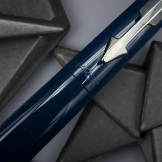 Bolígrafo Parker azul con detalles dorados