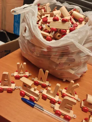 Trenes de madera con letras