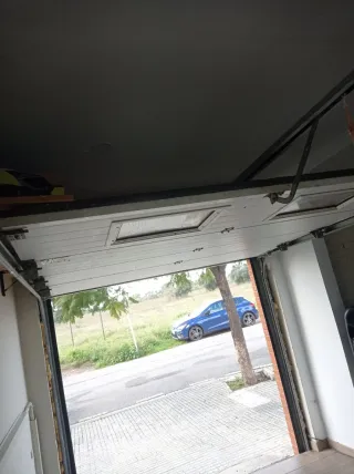 Puerta de garaje seccional blanca