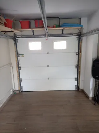 Puerta de garaje seccional blanca