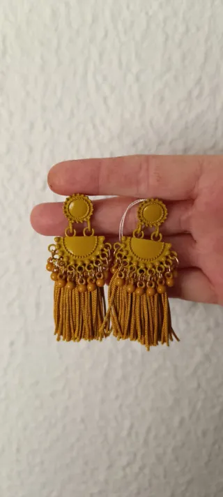 Pendientes largos dorados con flecos