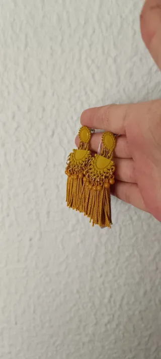 Pendientes largos dorados con flecos