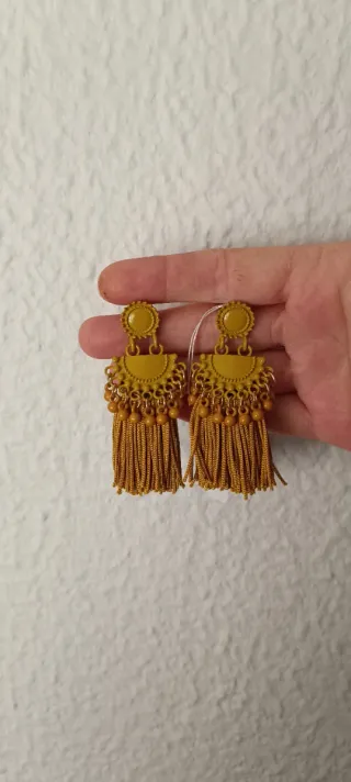 Pendientes largos dorados con flecos
