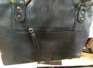 Bolso de piel negro con detalles dorados Torrents