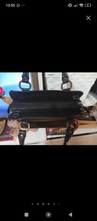 Bolso de piel negro con detalles dorados Torrents