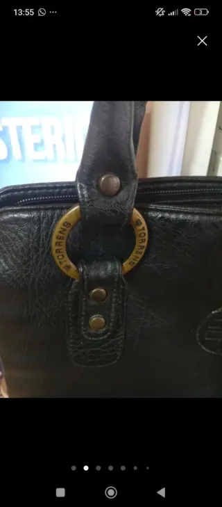 Bolso de piel negro con detalles dorados Torrents