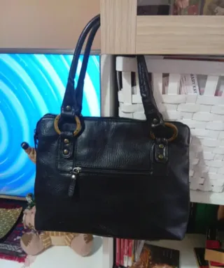 Bolso de piel negro con detalles dorados Torrents