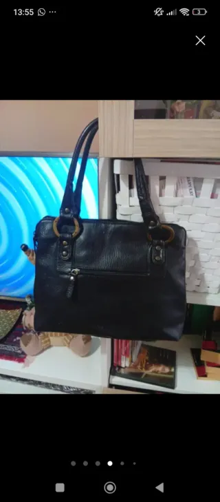 Bolso de piel negro con detalles dorados Torrents
