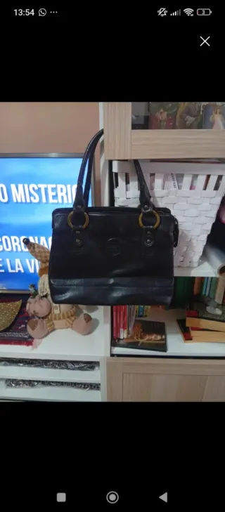 Bolso de piel negro con detalles dorados Torrents