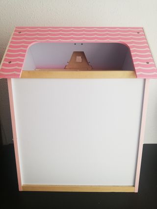 Casa de muñecas de madera con muebles incluidos