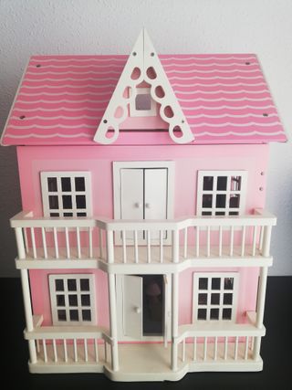 Casa de muñecas de madera con muebles incluidos