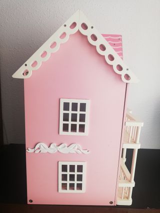 Casa de muñecas de madera con muebles incluidos