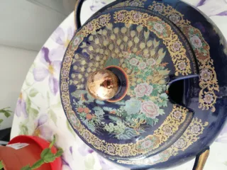 Sopera de porcelana azul y dorada