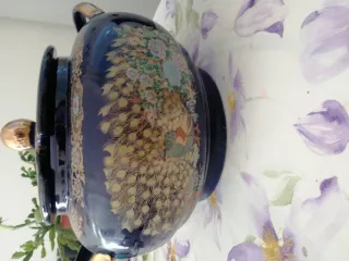 Sopera de porcelana azul y dorada