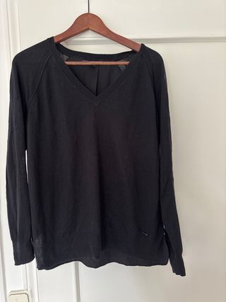 Jersey fino negro cuello pico