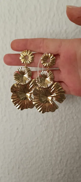 Pendientes dorados largos diseño floral