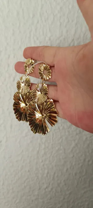 Pendientes dorados largos diseño floral