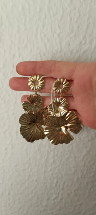 Pendientes dorados largos diseño floral