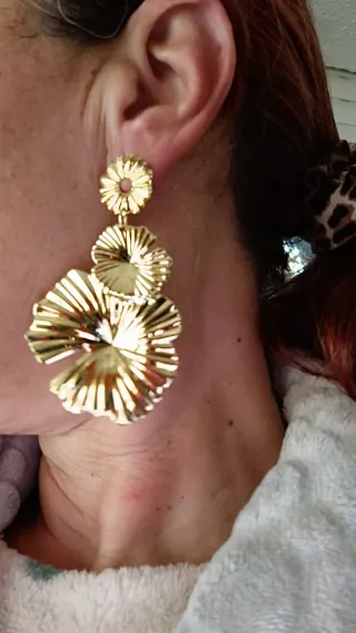 Pendientes dorados largos diseño floral