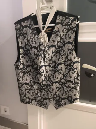 Traje novio gris oscuro y negro