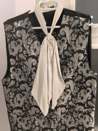 Traje novio gris oscuro y negro