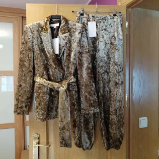 Traje de chaqueta y pantalón dorado