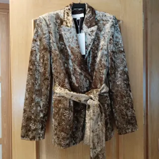 Traje de chaqueta y pantalón dorado