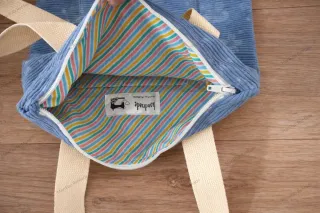 Bolso de tela azul con bolsillo