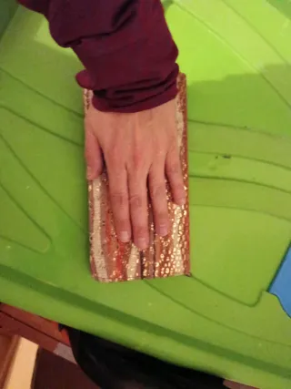 Cartera de cuero con diseño de rayas